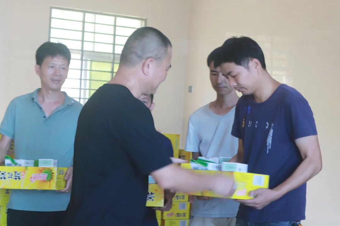 致敬烈日下的堅守，高溫慰問送清涼